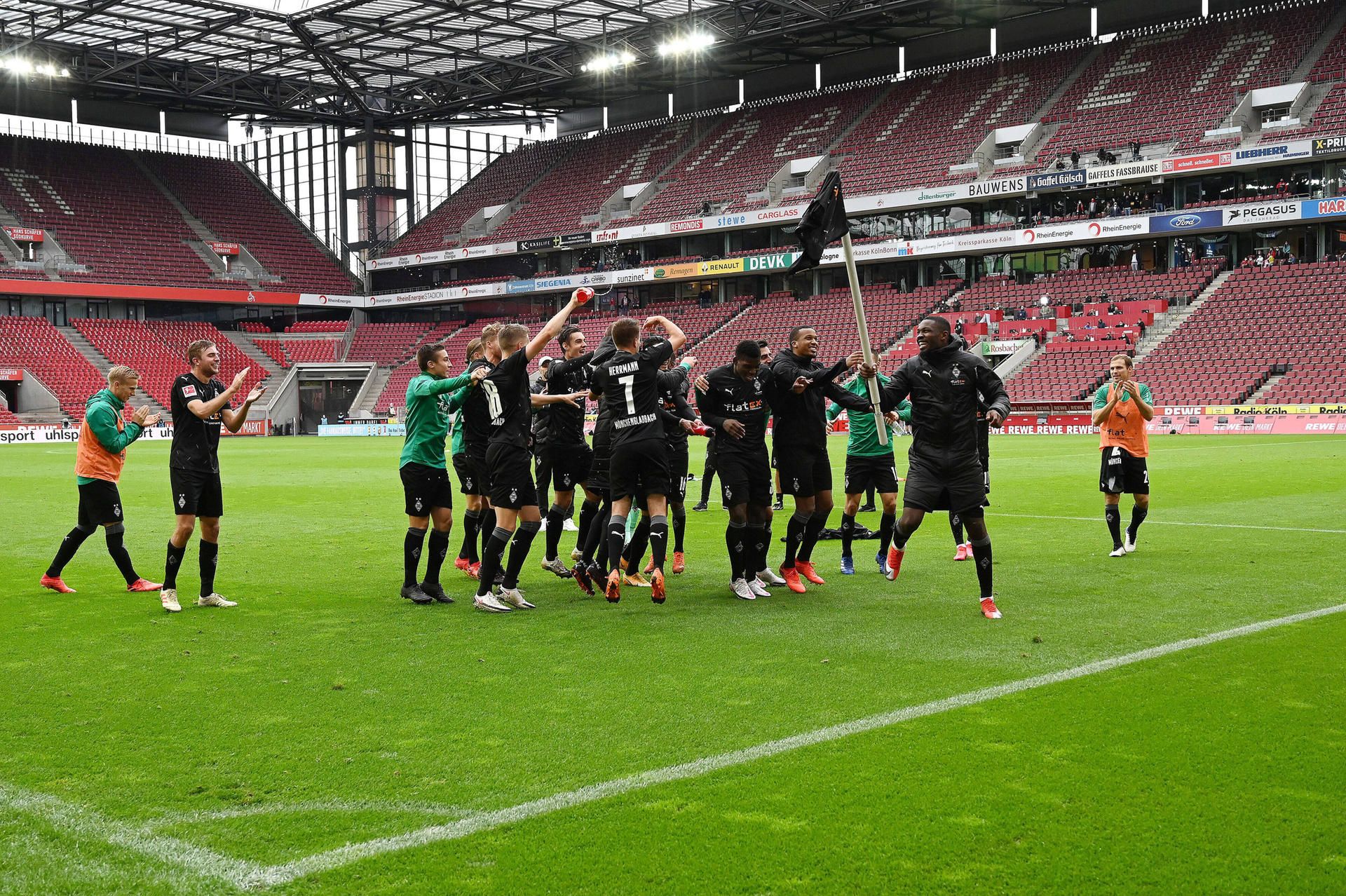 Die Spieler von Borussia Mönchengladbach feiern im Rhein-Energie-Stadion.