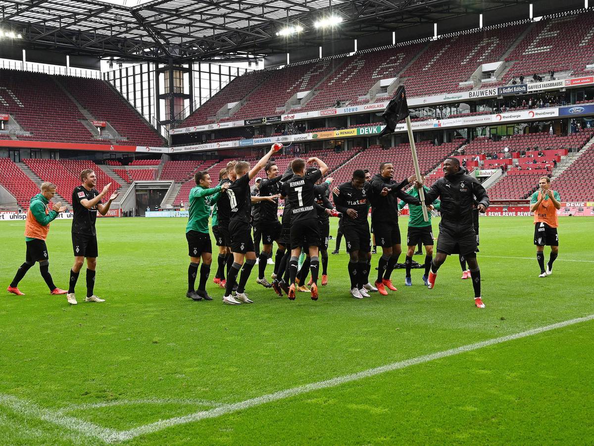 Die Spieler von Borussia Mönchengladbach feiern im Rhein-Energie-Stadion.