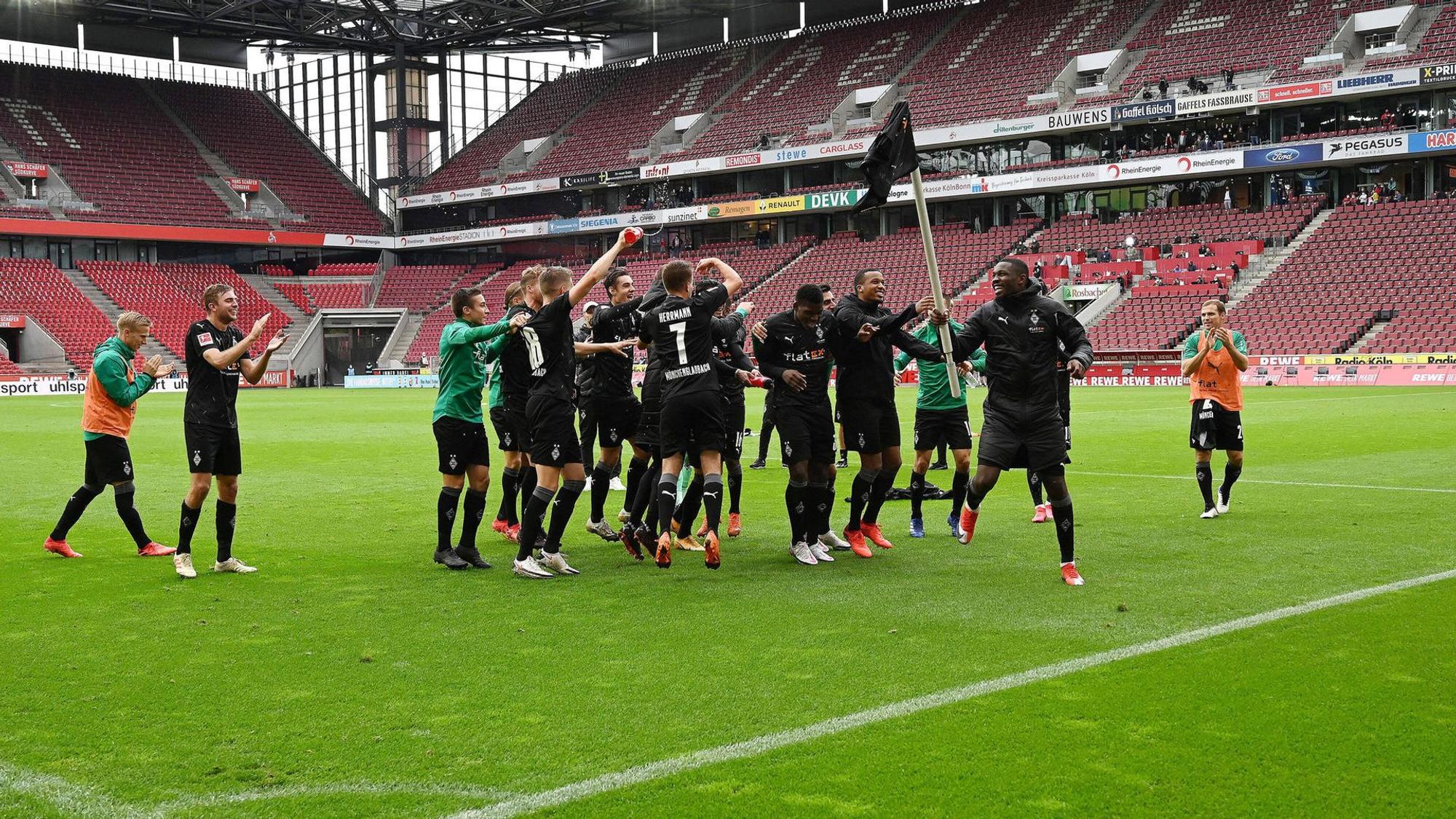 Die Spieler von Borussia Mönchengladbach feiern im Rhein-Energie-Stadion.