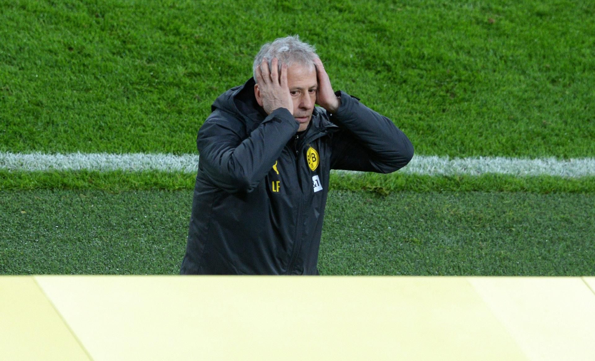 Lucien Favre wird nicht neuer Trainer von Borussia Mönchengladbach. Dieses Spiel stammt aus dem Spiel Borussia Dortmund gegen den 1. FC Köln am 28. November 2020. Favre greift sich mit beiden Händen an den Kopf und blickt ungläubig drein.