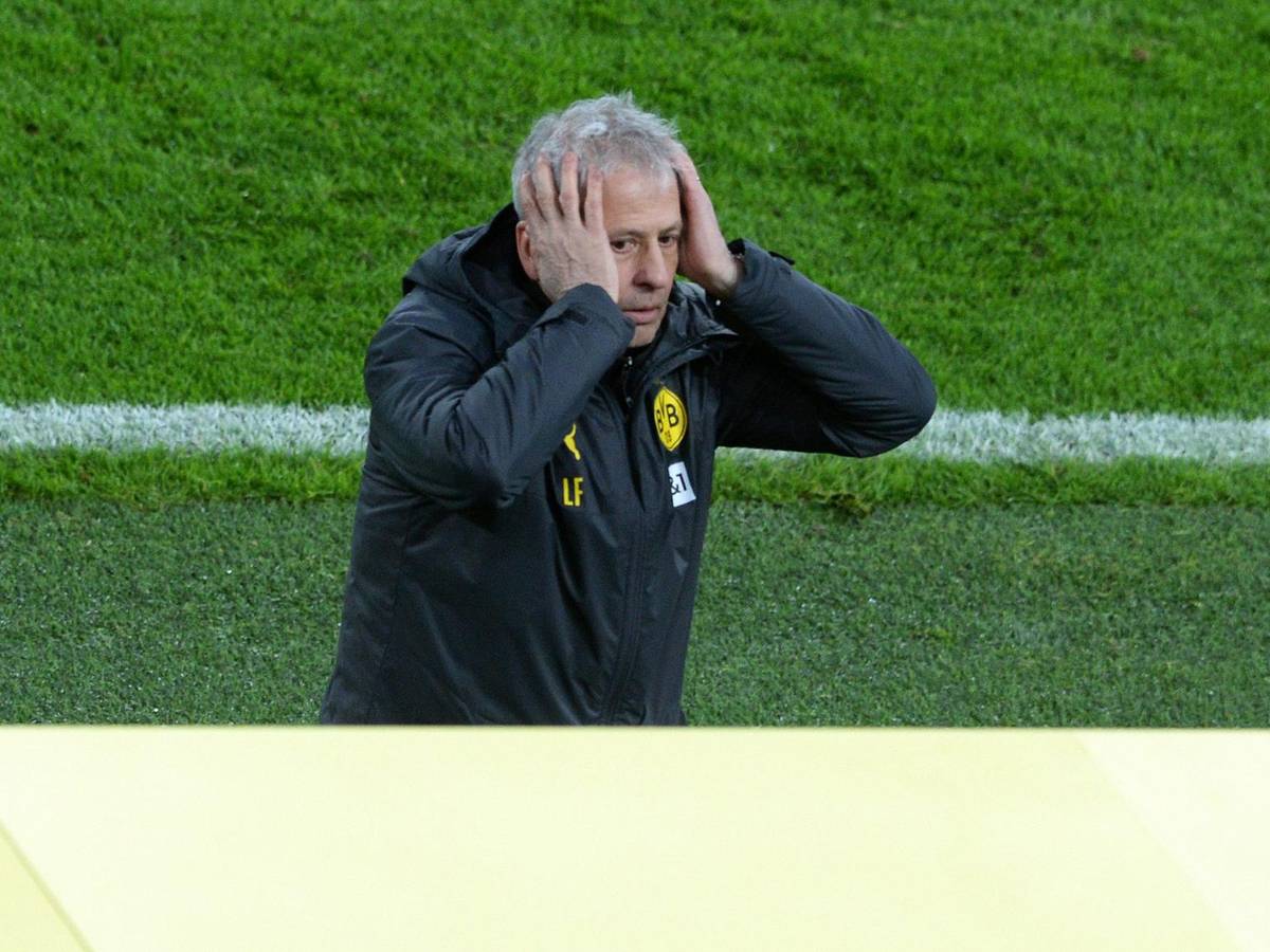 Lucien Favre wird nicht neuer Trainer von Borussia Mönchengladbach. Dieses Spiel stammt aus dem Spiel Borussia Dortmund gegen den 1. FC Köln am 28. November 2020. Favre greift sich mit beiden Händen an den Kopf und blickt ungläubig drein.