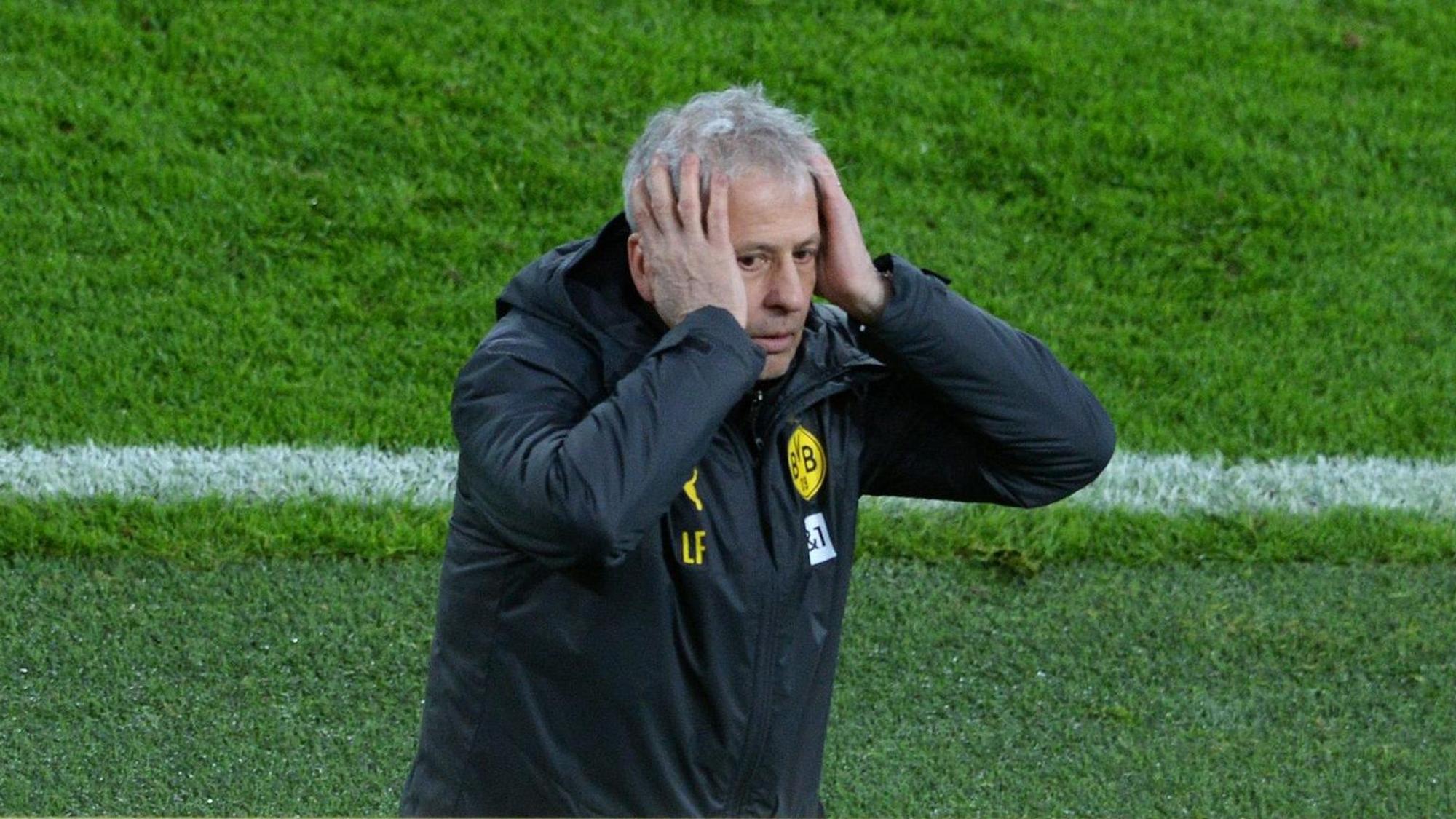 Lucien Favre wird nicht neuer Trainer von Borussia Mönchengladbach. Dieses Spiel stammt aus dem Spiel Borussia Dortmund gegen den 1. FC Köln am 28. November 2020. Favre greift sich mit beiden Händen an den Kopf und blickt ungläubig drein.