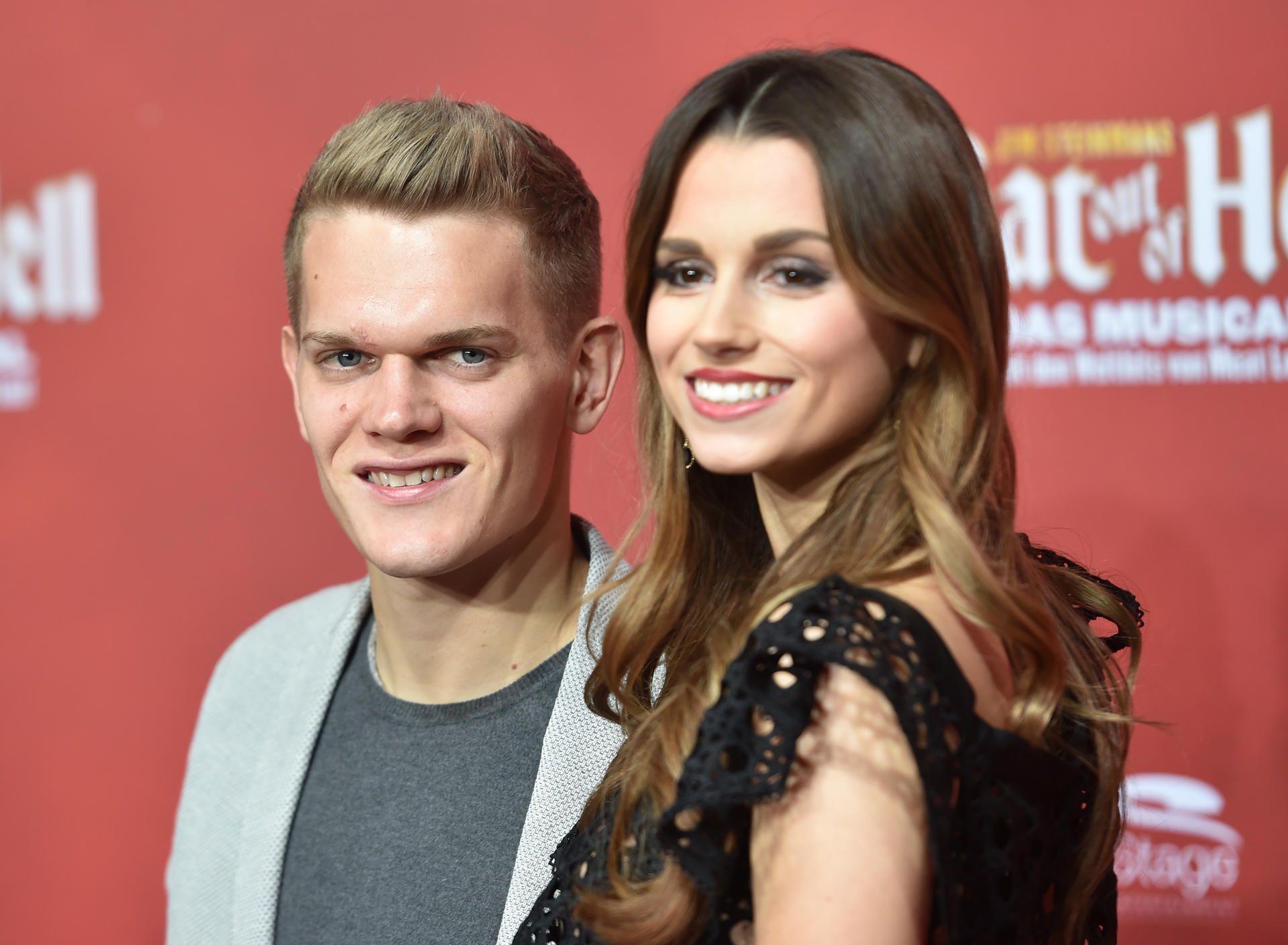 Ex-Gladbach-Star Matthias Ginter (l.) mit seiner Frau Christina (r.), hier zu sehen am 8. November 2018 in Oberhausen. Der DFB-Nationalspieler und Weltmeister von 2014 steht inzwischen beim SC Freiburg unter Vertrag. Ginter und seine Frau lächeln bei einem Empfang in die Kamera des Fotografen.