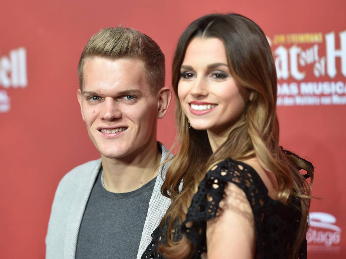 Ex-Gladbach-Star Matthias Ginter (l.) mit seiner Frau Christina (r.), hier zu sehen am 8. November 2018 in Oberhausen. Der DFB-Nationalspieler und Weltmeister von 2014 steht inzwischen beim SC Freiburg unter Vertrag. Ginter und seine Frau lächeln bei einem Empfang in die Kamera des Fotografen.