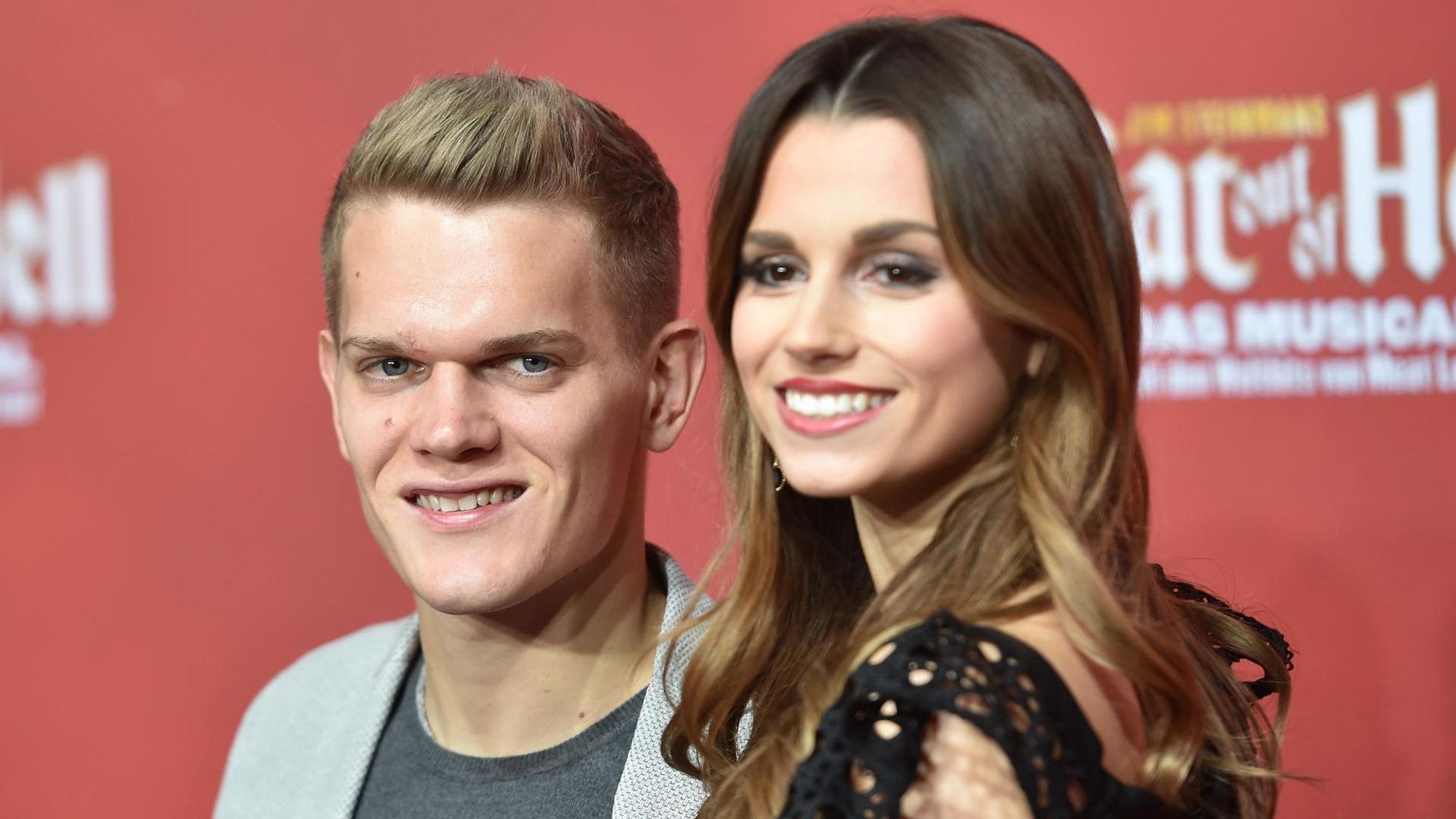 Ex-Gladbach-Star Matthias Ginter (l.) mit seiner Frau Christina (r.), hier zu sehen am 8. November 2018 in Oberhausen. Der DFB-Nationalspieler und Weltmeister von 2014 steht inzwischen beim SC Freiburg unter Vertrag. Ginter und seine Frau lächeln bei einem Empfang in die Kamera des Fotografen.